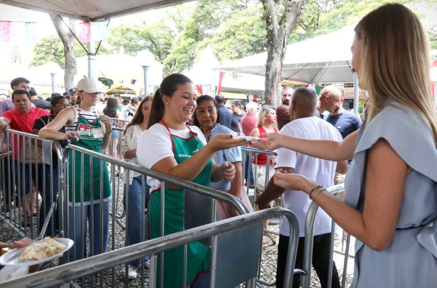  Tradicional Corte do Bolo marca Aniversário de 416 anos de Itu na Praça da Matriz