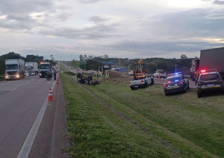  Caminhão carregado de esterco tomba na SP-75 e deixa uma pessoa gravemente ferida