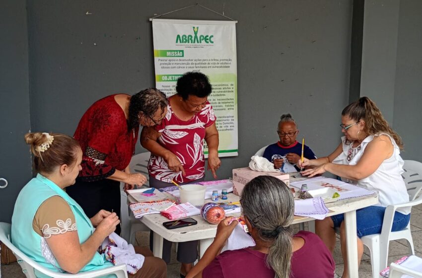 Atendidas pela associação de pessoas com câncer de Salto participam de oficina de pintura em guardanapos e crochê