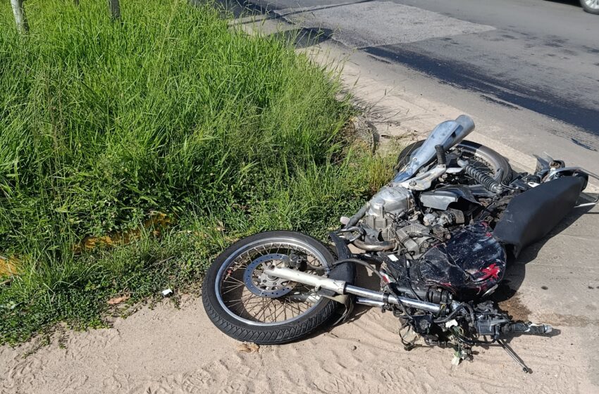  Motociclista fica gravemente ferido após bater em caminhão na Rodovia da Convenção