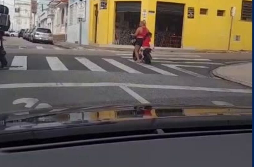  Mulher é flagrada sem capacete no centro de Itu
