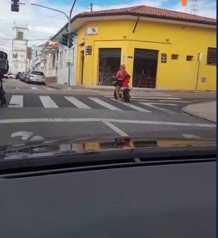 Mulher é flagrada sem capacete no centro de Itu