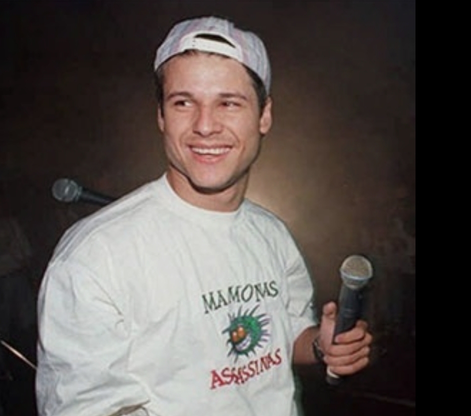 Jaqueta de Dinho, dos Mamonas Assassinas, é encontrada intacta após exumação do corpo