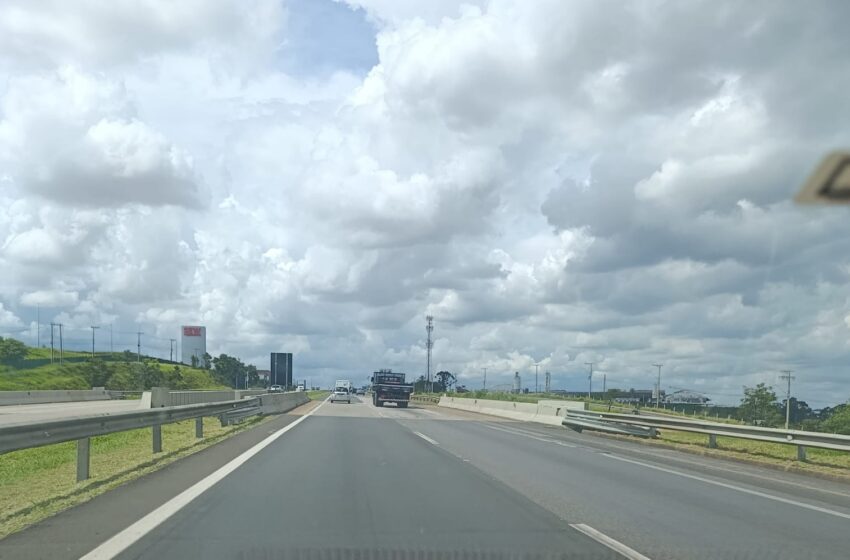 Homem insiste em passar a noite em delegacia e invade viatura na SP-75