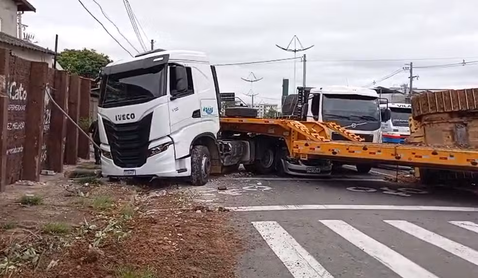 Trator do SAAE de Indaiatuba cai sobre carros, mata idoso e deixa 13 feridos