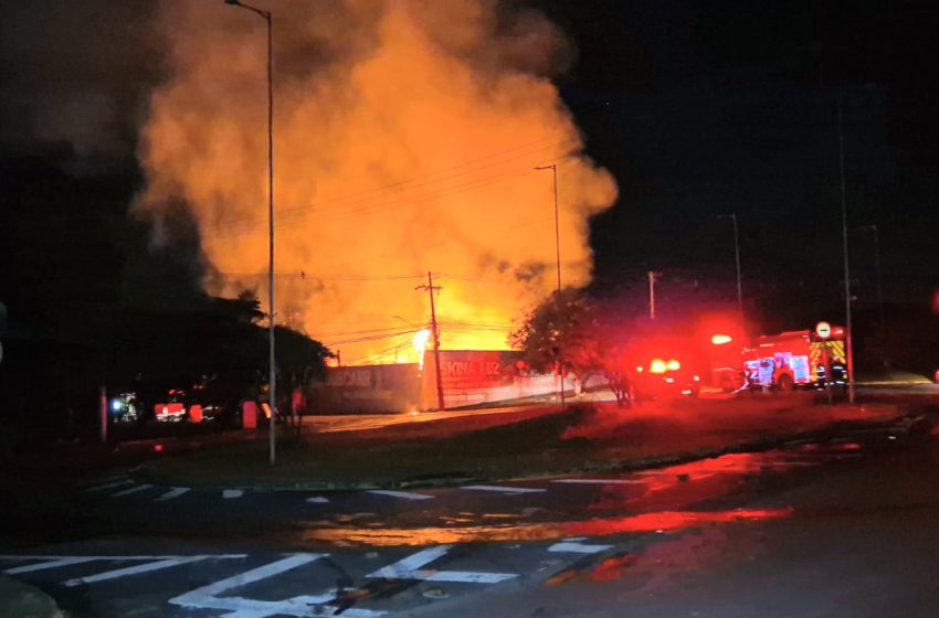  Incêndio de grandes proporções destrói madeireira em Salto