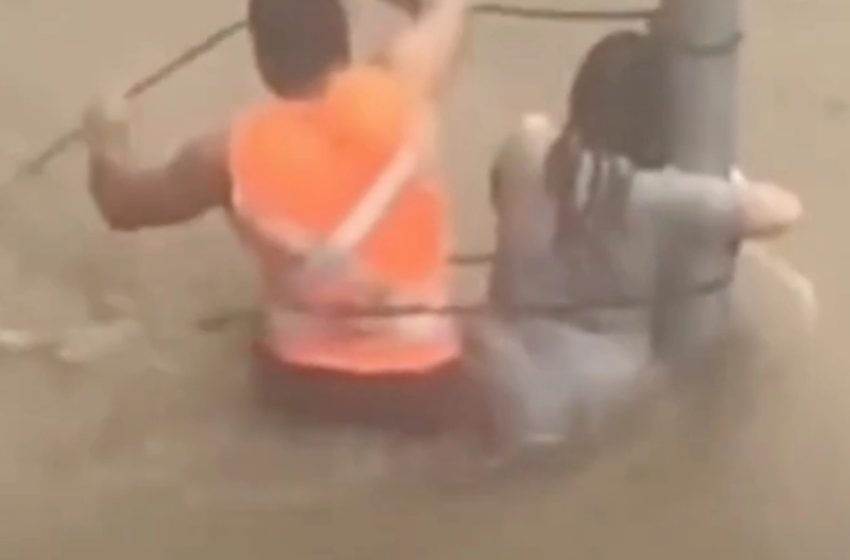  Mulher é amarrada em poste para não ser levada pela enxurrada em Sorocaba