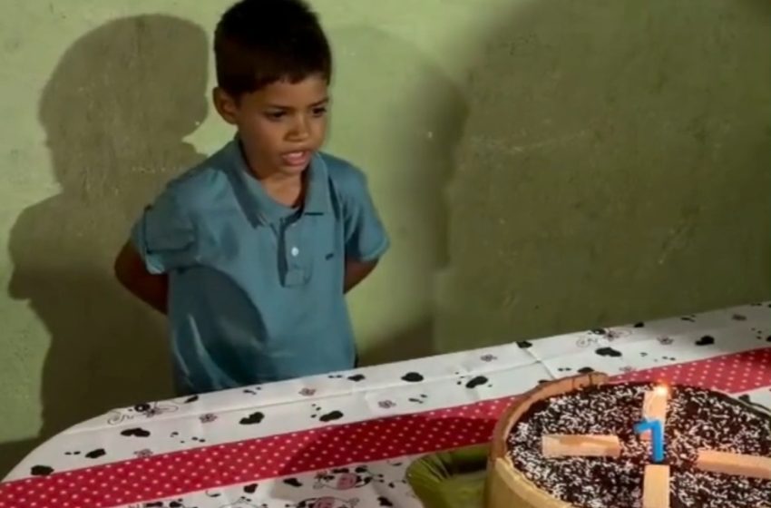  Garotinho que levou prova para mãe falecida ganha festa de aniversário