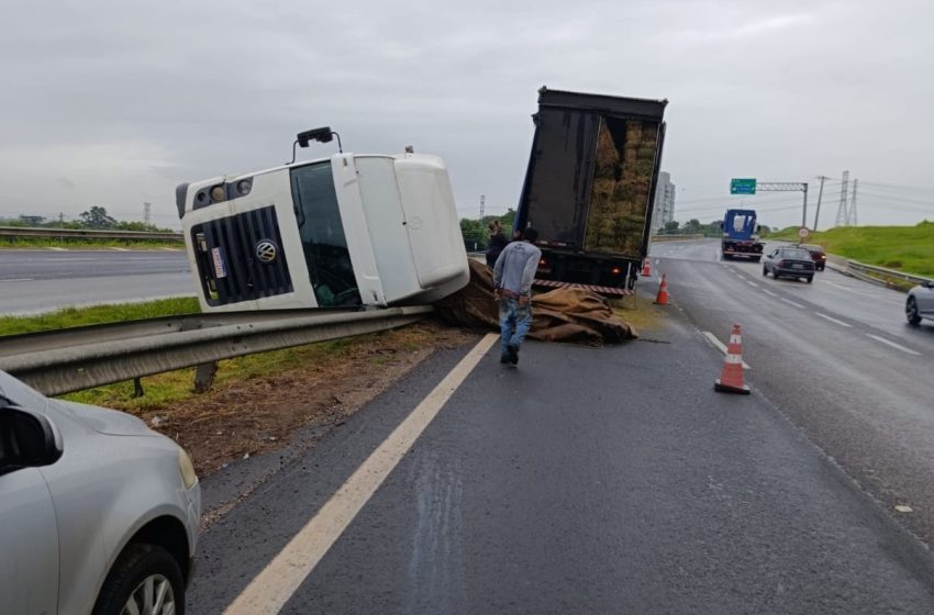  Caminhão carregado de alfafa tomba na Dom Gabriel em Itu