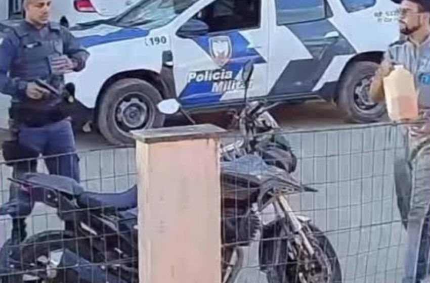  “Nem minha, nem de vocês!” Homem coloca fogo em moto após apreensão