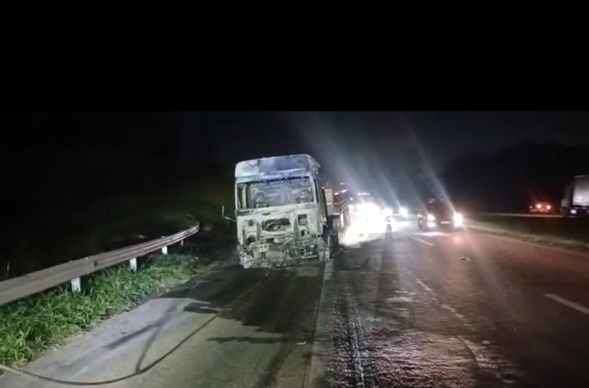  Casal cai de moto, carreta desvia e pega fogo na SP-75 em Itu
