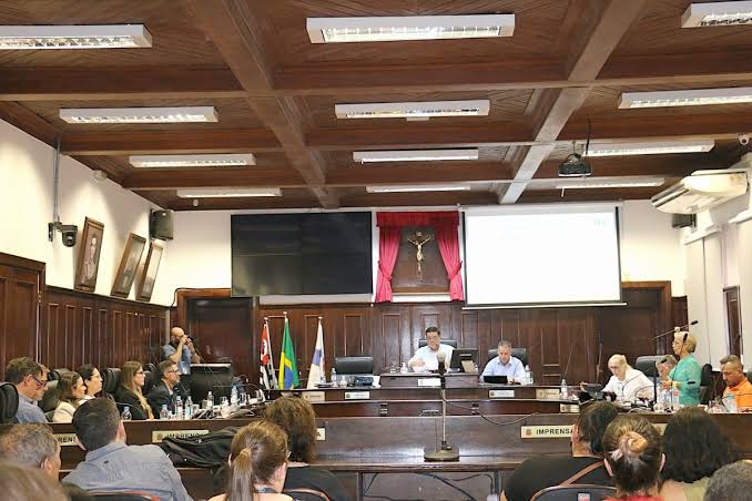 Mulher trans invade gabinetes na Câmara de Itu, ofende funcionário e acaba na delegacia