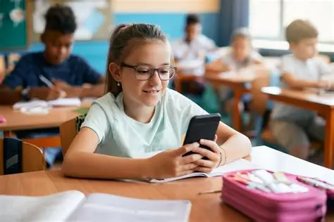 Um ano após lei sobre celulares nas escolas, alunos apresentam melhoras