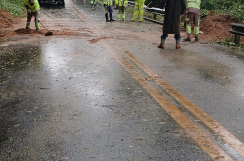  Trânsito é liberado na Estrada Parque após chuva causar desmoronamento