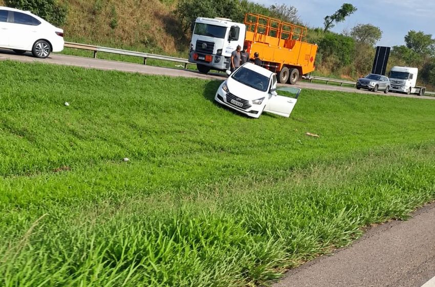 Carros batem e curiosidade causa congestionamento na SP-75