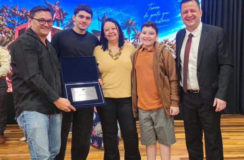  Luciano Veiga, da Rádio Cidade FM de Itu, recebe o título de cidadão portofelicense