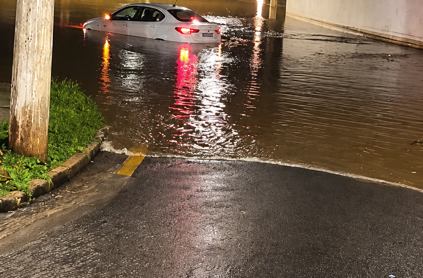  Carro fica submerso em ponto de alagamento em Itu